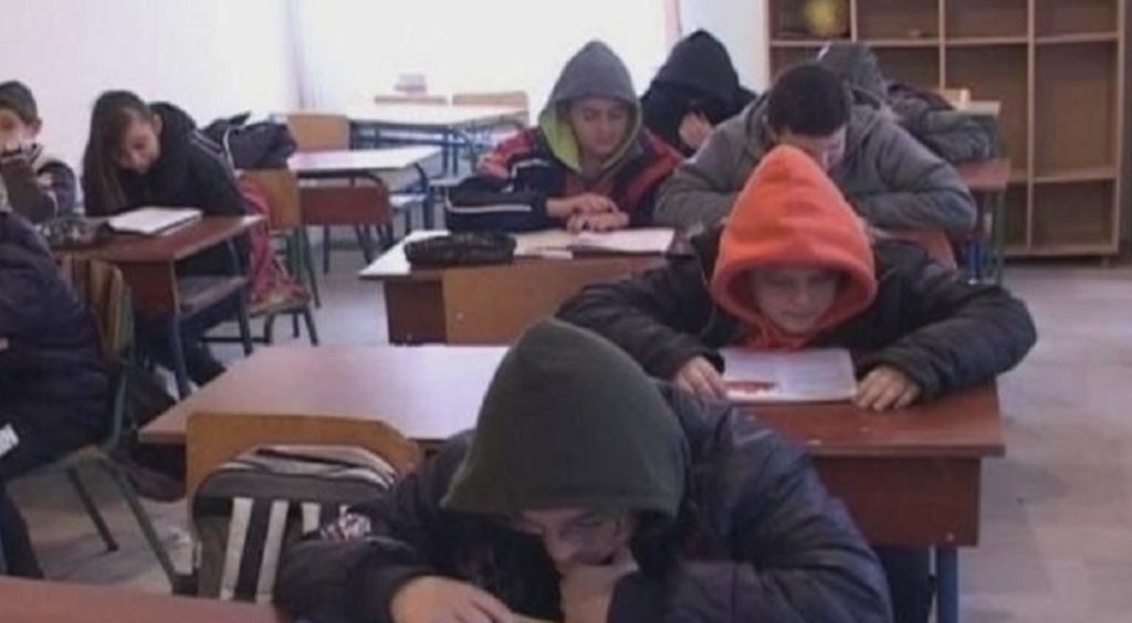Tiranë/ Mungon ngrohja në shkolla, nxënësit: Paguam për të blerë ngrohëse