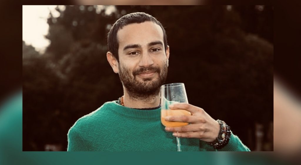 Njihuni me 32-vjeçarin pi urinën e tij të ndenjur për të kuruar depresionin: Ka efekt kundër plakjes