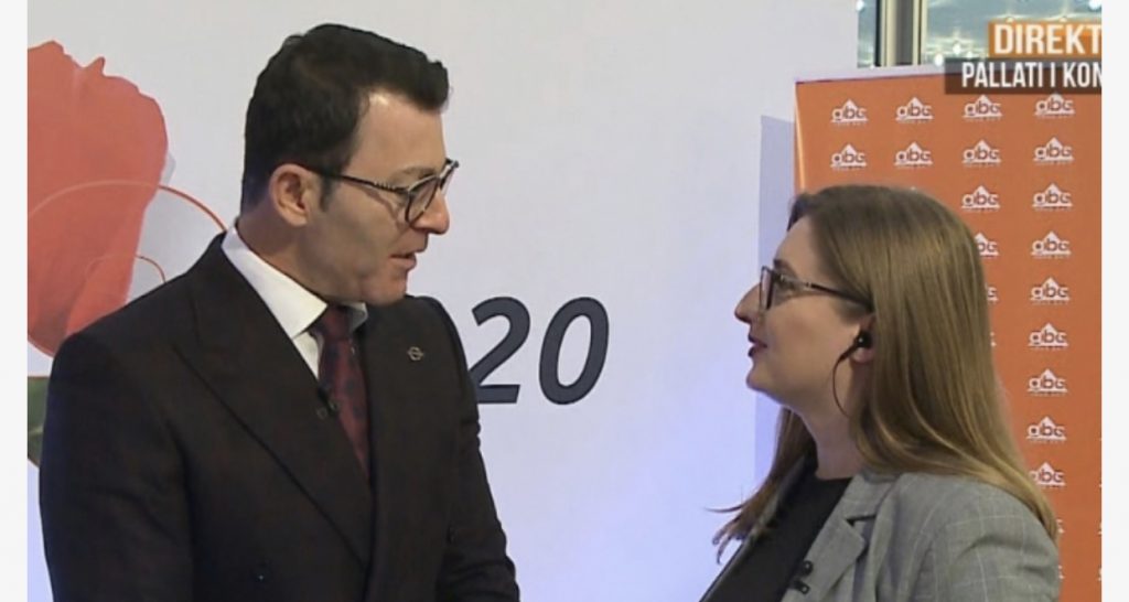 Gazetarja injoron deputetin Alket Hyseni: Faleminderit, por kam punë më të dobishme për të bërë (VIDEO)