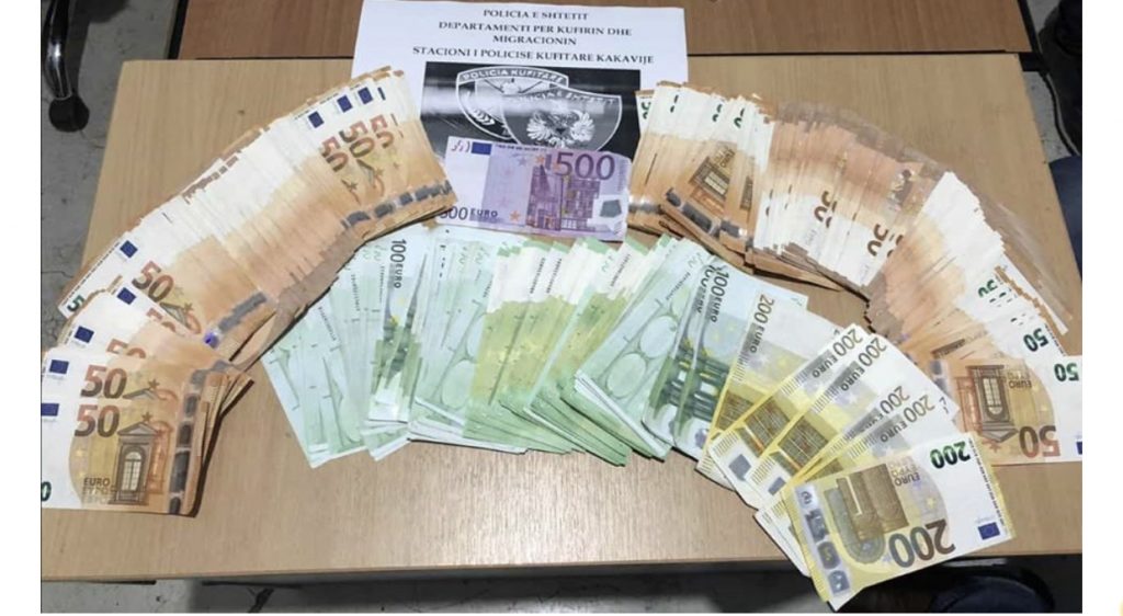 Të riut nga Berati i zbulohen mbi 34 mijë euro të fshehura