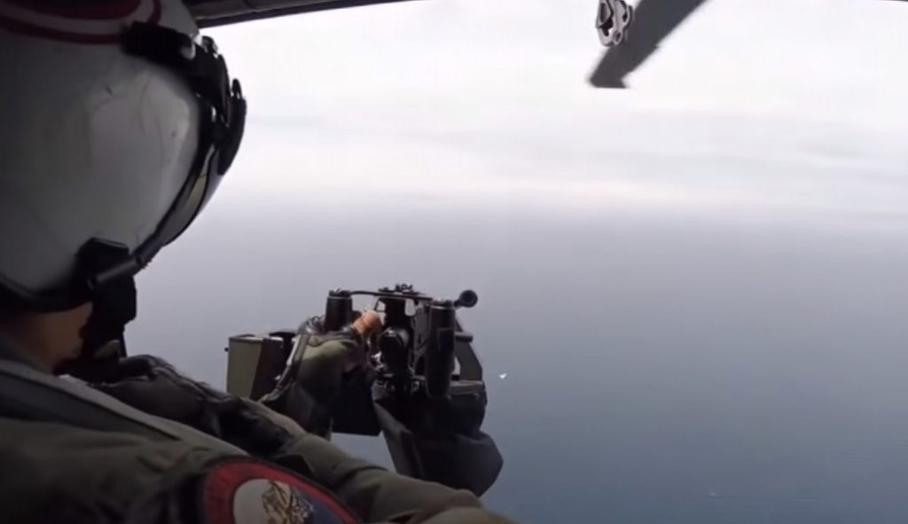 Momenti kur ushtarët amerikanë qëllojnë dronin me mitroloz dhe e rrëzojnë në det)