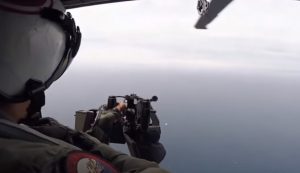 Momenti kur ushtarët amerikanë qëllojnë dronin me mitroloz dhe e rrëzojnë në det)