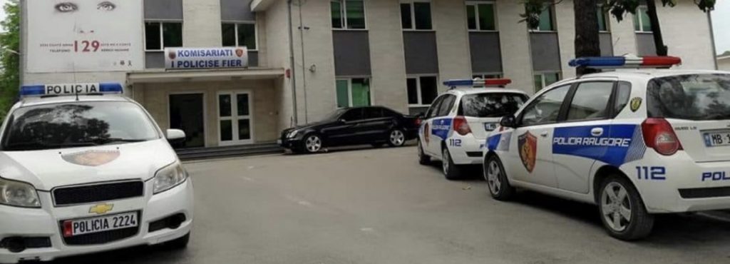 Polici i dehur plagosi të zotin e shtëpisë