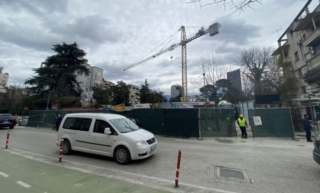 Plagoset punëtori i ndërtimit në kantierin pas Presidencës
