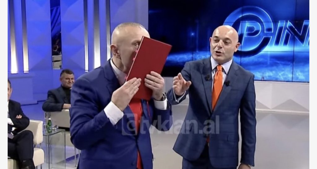 Meta ngrihet në këmbë në emision dhe puth Kushtetutën
