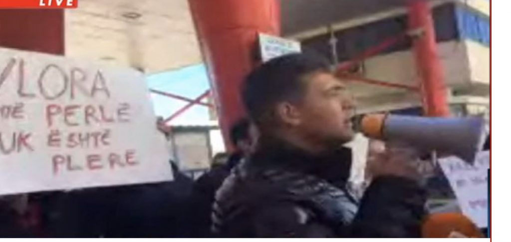 Vlonjatët në protestë: “Mos na helmoni fëmijët”