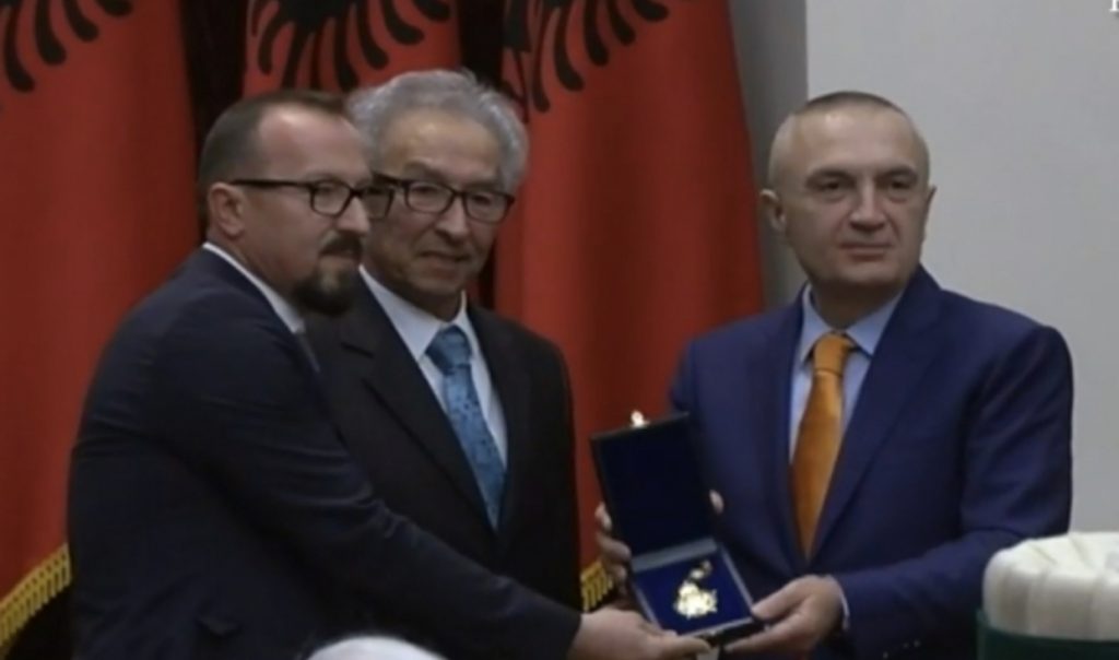 Presidenti Meta dekoron poetin Xhevahir Spahiu me Dekoratën ‘Gjergj Kastriot Skënderbeu’