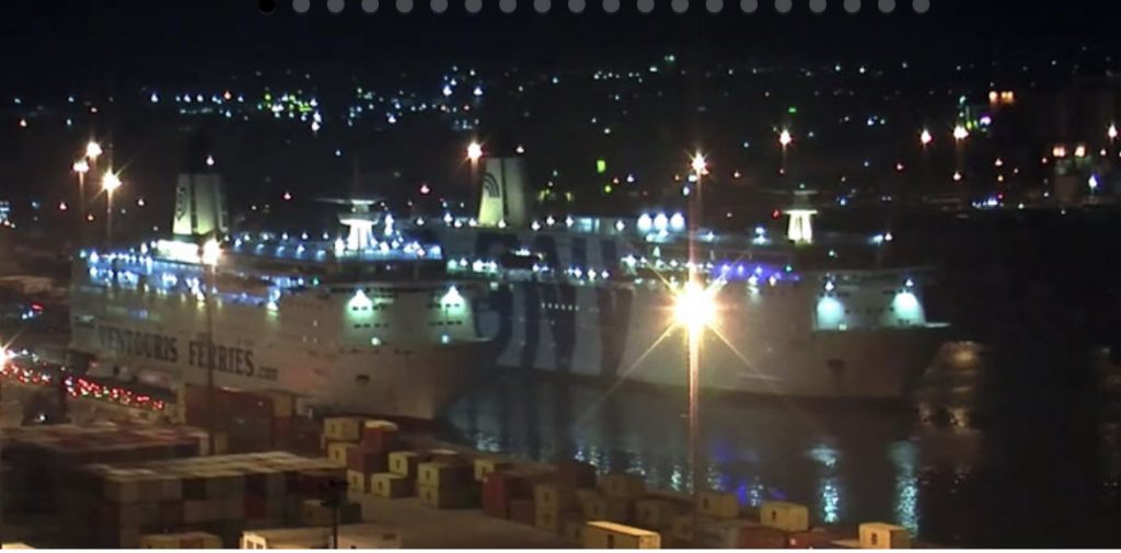 Përplasen tragetet në portin e Durrësit