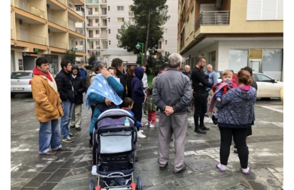 Banori i mbetur pa shtëpi nga tërmeti kërcënon me vetëflijim: Fëmijët qajnë nga i ftohti, unë…