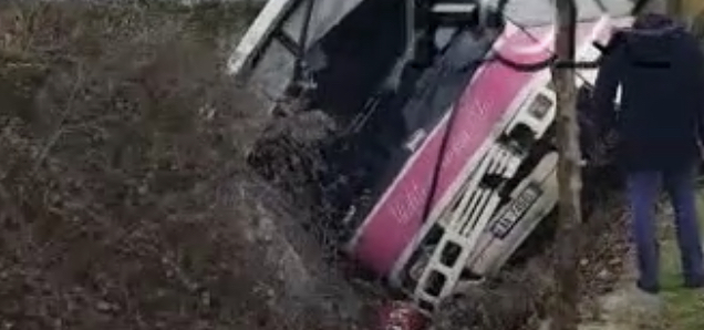 I preu rrugën një fëmijë, përmbyset autobusi me udhëtarë në Berat