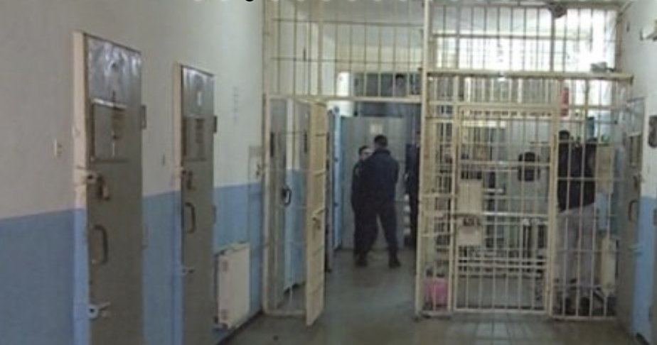 avetëvritet kuksiani i akuzuar për vjedhje