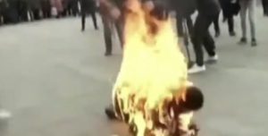 Në shenjë proteste, burri i vë flakën vetes para Parlamentit