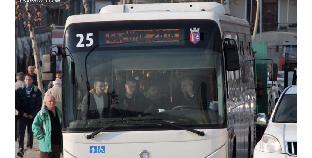 Urbani përplaset me makinën e policisë