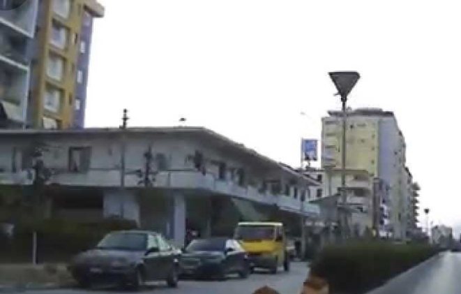 Gruaja u hodh nga  kati i 9-të i pallatit, vdes rrugës për në spital
