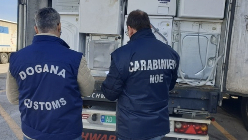 Sekuestrohen në Ankona, mediat italiane: Trafikim i paligjshëm i mbetjeve në Shqipëri
