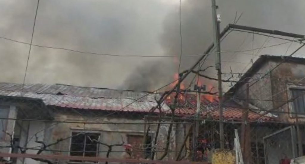 Shkodër godina përfshihet nga flakët