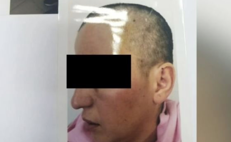 Gruaja u kthye për të marrë tre fëmijët, por burri e qeth me gërshërë