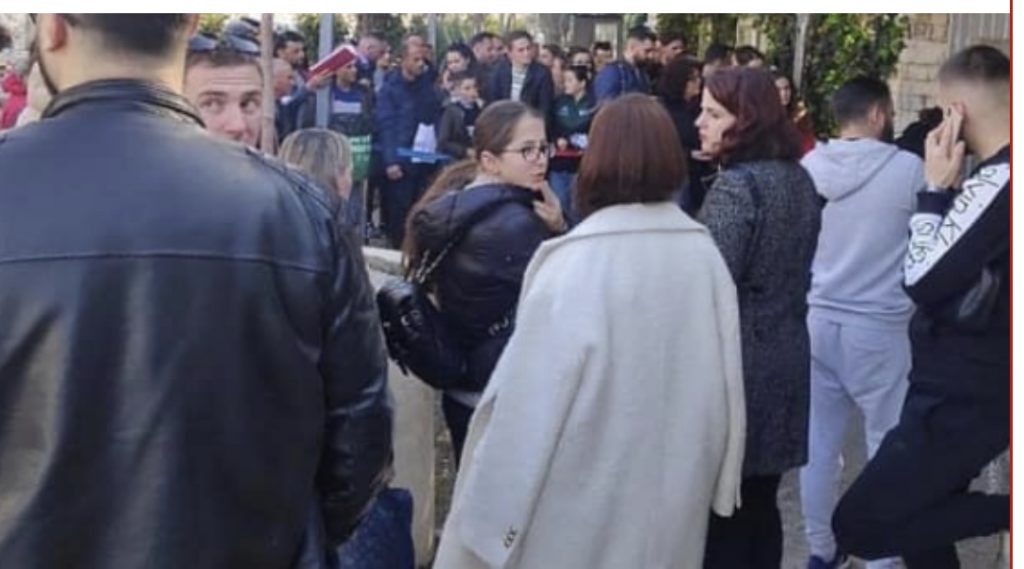 Qindra të rinj në radhë para Ambasadës Gjermane, duan të ikin nga Shqipëria