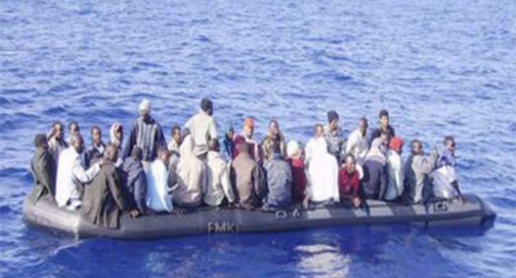 Skafisti nga Vlora rrezikon jetën e 18 klandestinëve në det