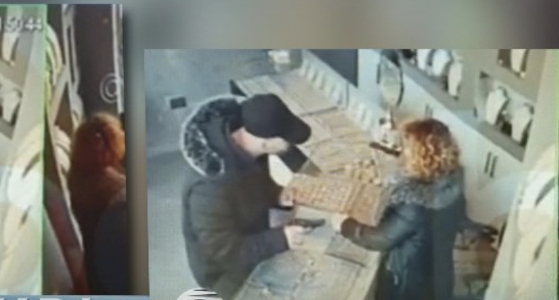 VIDEO/ Shitësja në Elbasan i rrëmben pistoletën grabitësit