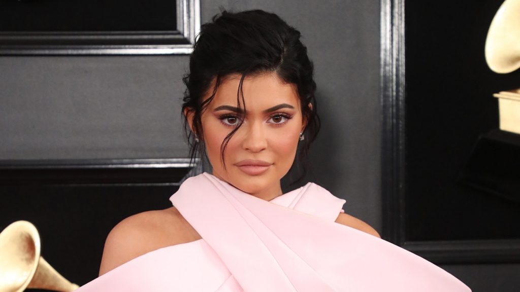 Kylie Jenner e shokuar, parukieri ia pret flokët shkurt fare