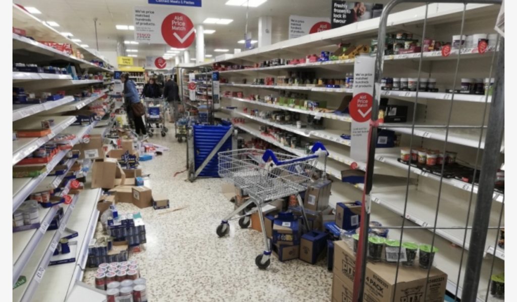 Panik në Londër, njerëzit boshatisin raftet e supermarketeve,