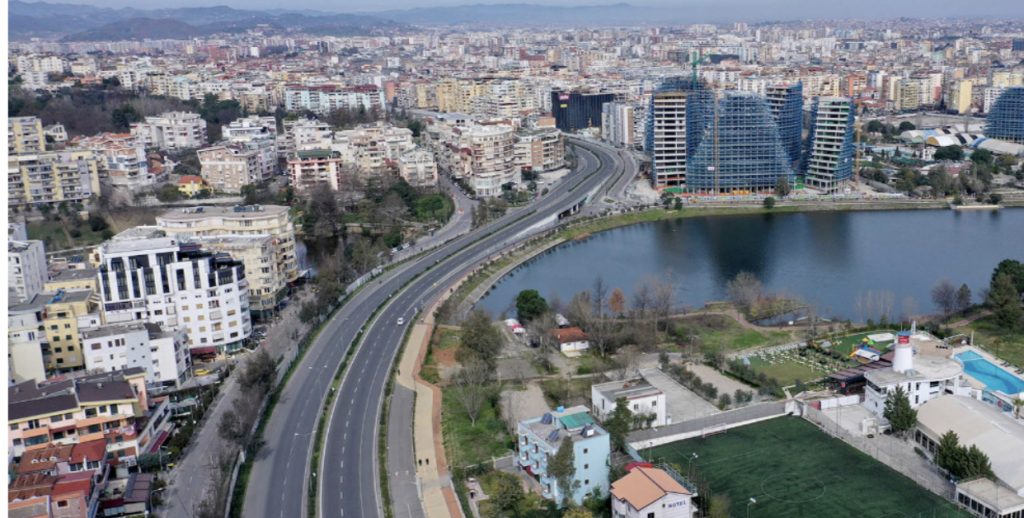 VIDEO/Dita e dytë e shtetrrethimit, ja si duken nga lart rrugët e Unazës së Madhe