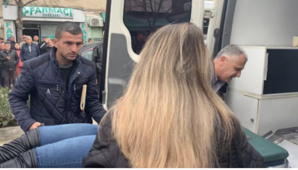 Helmi i nxënësve në Fier, policia: Dyshohet se një nxenës ka hedhur sprajt piperi