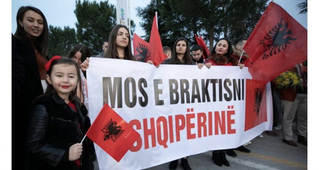 Presidenti Meta: Gratë dhe vajzat të mos keqpërdoren nga politika. Ato i dhanë vitalitet Pranverës Kuqezi
