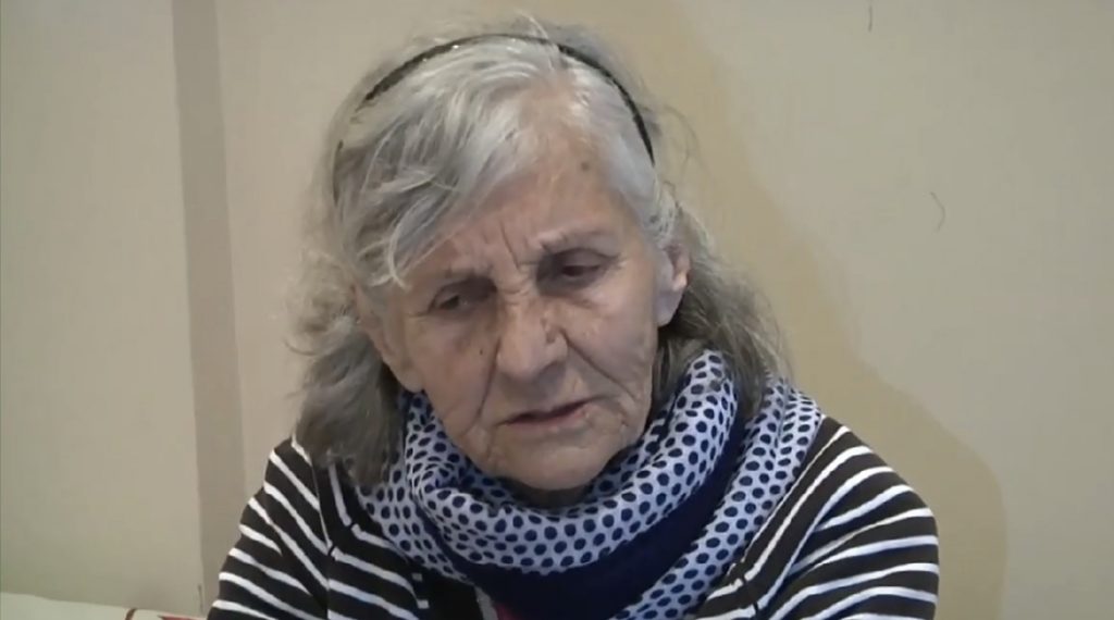 84-vjeçarja rrëfen mes lotësh: Jam e vetme, kam dy ditë pa ngrënë (VIDEO)