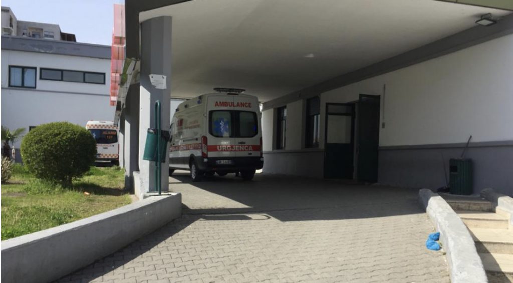 Katër ditë në një dhomë në spital me viktimën”, flet familjari i pacientes së shtruar: Kam hallin e mamit