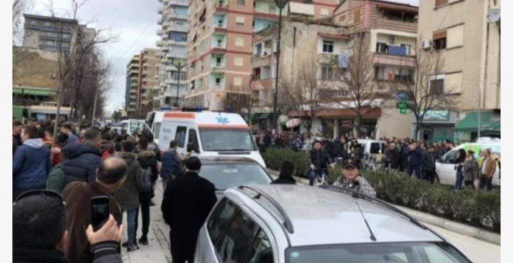 Helmimi në gjimnazin e Fierit, pranga nxënësit 19-vjeçar që dyshohet se hodhi sprajt