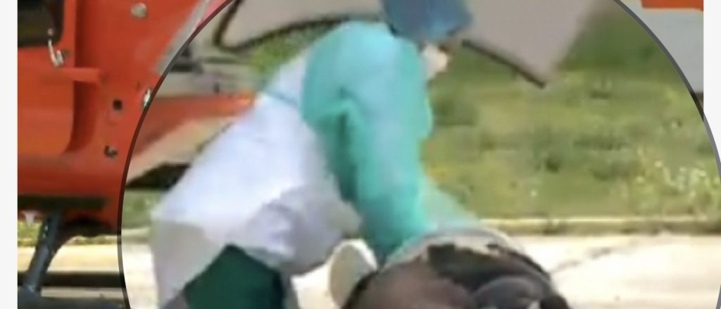 Pacienti i shtrirë në tokë në gjendje të rëndë, mjekja përpjekje titanike për ta shpëtuar: Frymëmarrje me gojë dhe masazh zemre