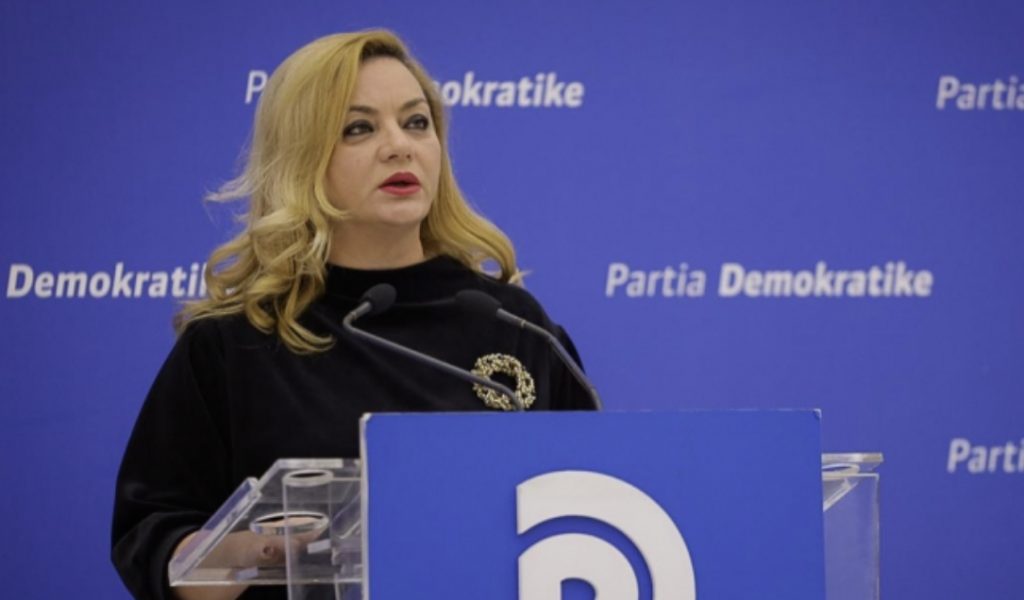 Mjekët të pambrojtur, Vokshi pyet :Ku  janë maskat dhe dorezat e ardhura nga Turqia?