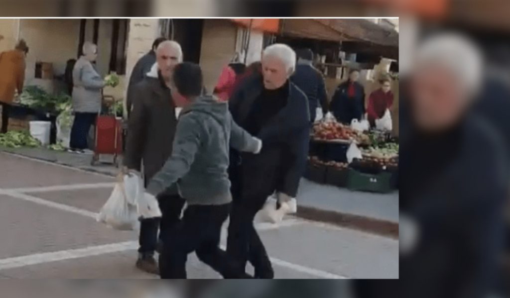 Tërhoqi zvarrë tek Pazari i Ri të moshuarin për tre kokrra limonë, tregtarit në Tiranë i hiqet leja