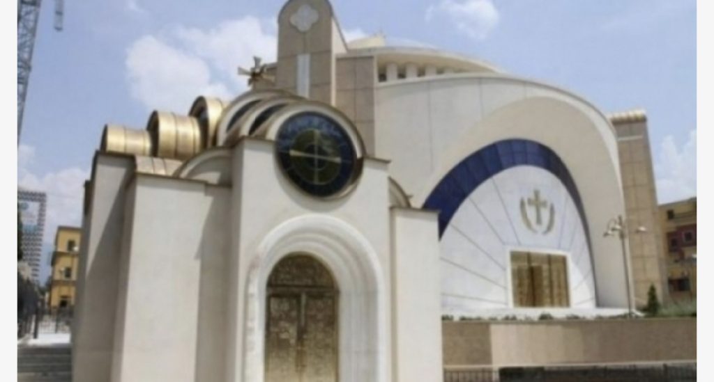 Xhamitë mbyllin dyert për besimtarët, Kishat vazhdojnë me meshat