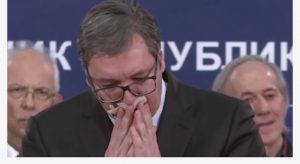 Vuçiç e kap kolla keq në konferencë dhe mezi merr frymë
