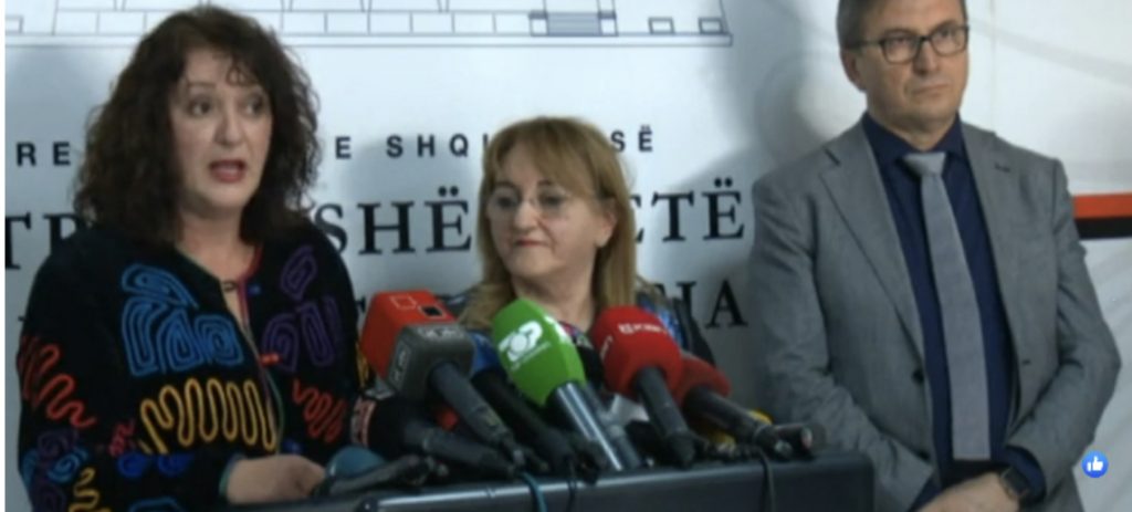 Thirrja  e Zv.ministres: S’po e merrni seriozisht koronavirusin, po qëndroni në kafene…
