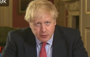 Izolohet Britania, Boris Johnson njofton masat e reja: Mbyllen dyqanet, ndalohet lëvizja