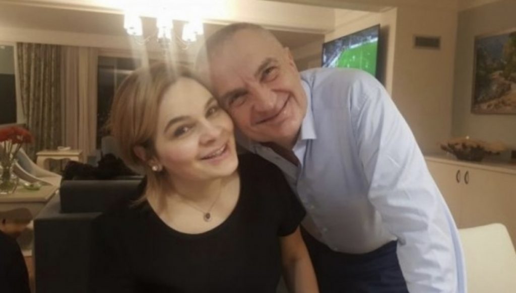 Kryemadhi: Tani pimë nga një teke raki me hudhra të njoma