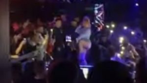 Këngëtarja shqiptare rrëzohet keq në skenë (VIDEO-MOMENTI)