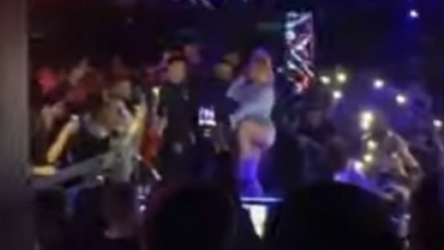 Këngëtarja shqiptare rrëzohet keq në skenë (VIDEO-MOMENTI)