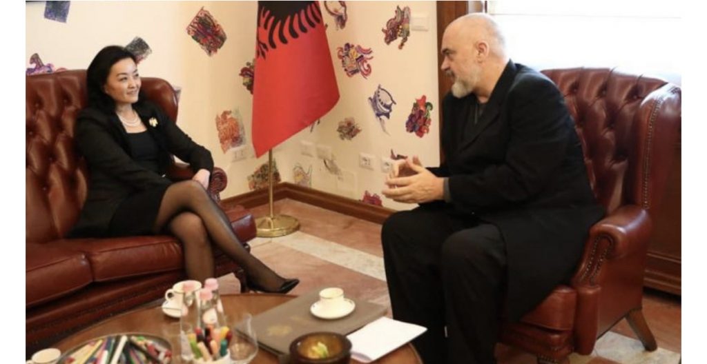 Pas konfirmimit të rasteve të para me koronavirus, ambasadorja e SHBA i shkon Ramës në zyrë