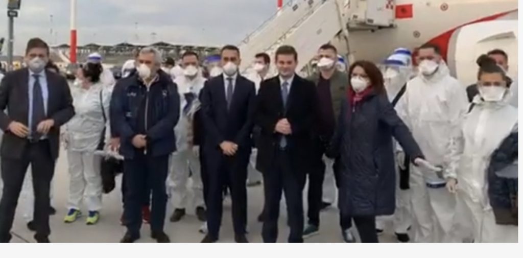 Avioni me 30 mjekë e infermierë shqiptarë zbret në Romë, ministri Cakaj i vetmi pa maskë mbrojtëse (FOTO)