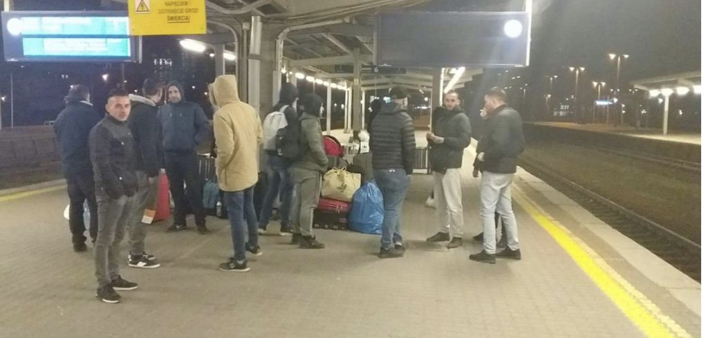 30 shqiptarë të bllokuar në Poloni, e kalojnë natën në stacionin e trenit