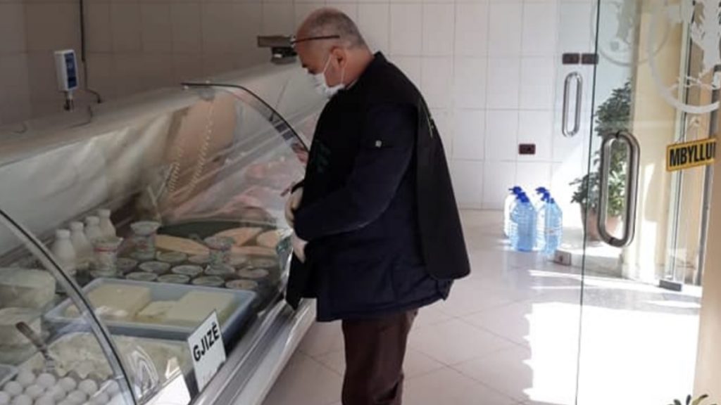 AKU gjobit dy dyqane: Produkte të pambuluara dhe mungesë dezinfektantësh
