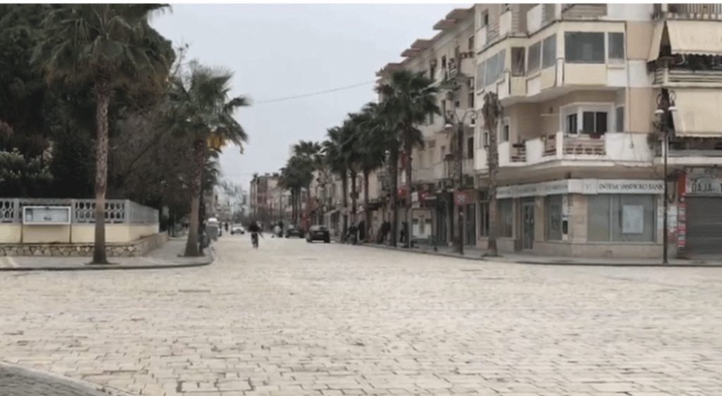 Viktima e katërt nga COVID-19/ 43-vjeçari nga Kavajë lëvizi lirshëm në qytet
