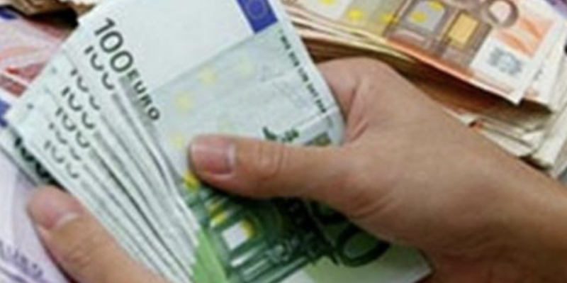 Bankat shqiptare këshillojnë klientët: Sa më pak kontakt me kartëmonedhat