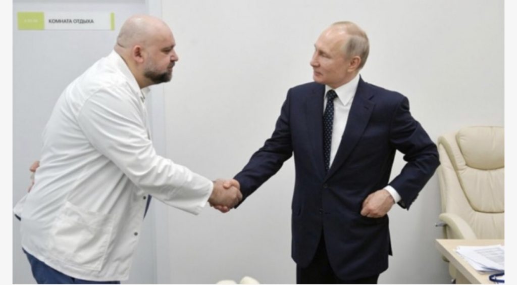 Presidenti rus Vladimir Putin i dha dorën doktorit që rezultoi i infektuar me COVID-19