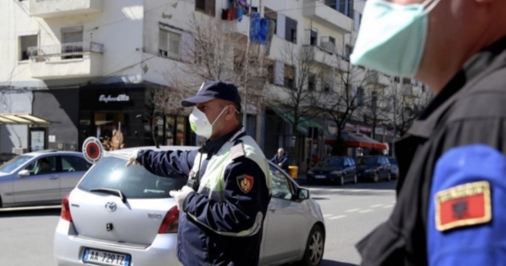 Masa të ashpra për thyerjen e karantinës, Policia gjobit këmbësorë, shoferë dhe biznesmenë